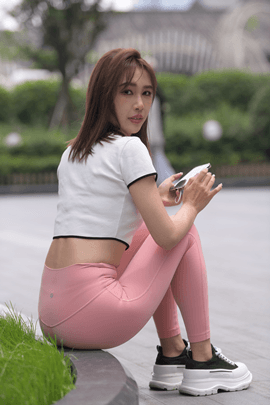 （视频）粉红色紧身瑜伽裤翘臀美女[1.22G/MP4]